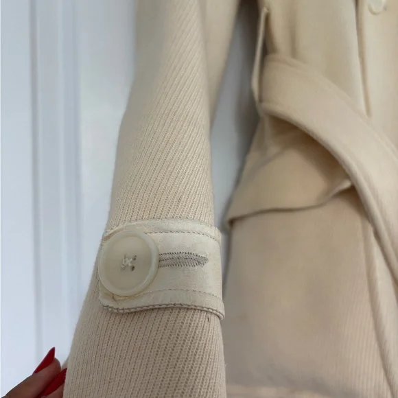 Elegant Cream Andrew Marc Women's Coat with Real Fur Collar - Picture 3 of 9